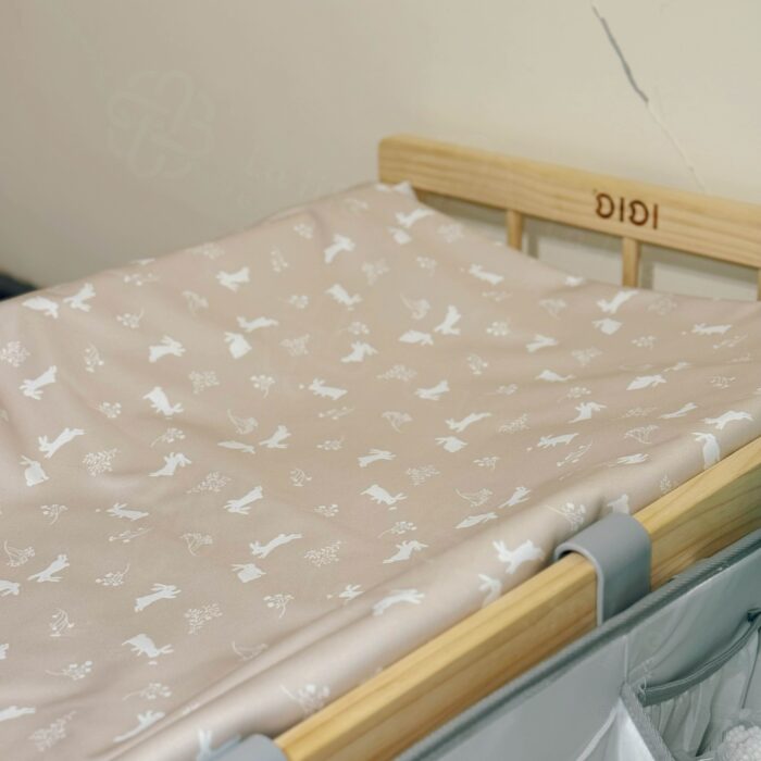 晨曦小兔｜柔和大地防水保潔墊鋪在嬰兒床