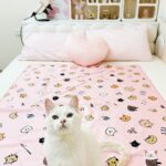 貓咪派對｜手繪療癒粉色防水保潔墊情境照