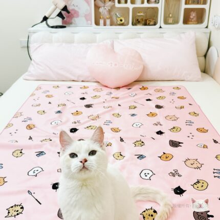 貓咪派對｜手繪療癒粉色防水保潔墊情境照